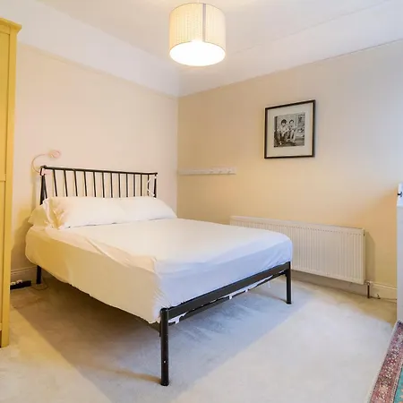 3-bed House In Centre *