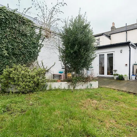 3-bed House In Centre *