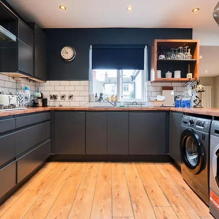 3-bed House In Centre