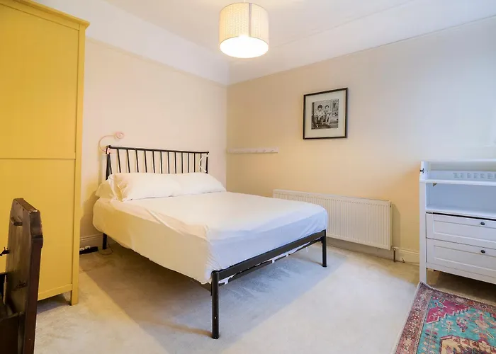 3-bed House In Centre *