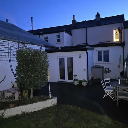 3-bed House In Centre *