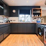 3-bed House In Centre